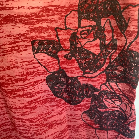 ❤️ Torrid Red & Black Rose Shirt with Cutout Back - Picture 4 of 6